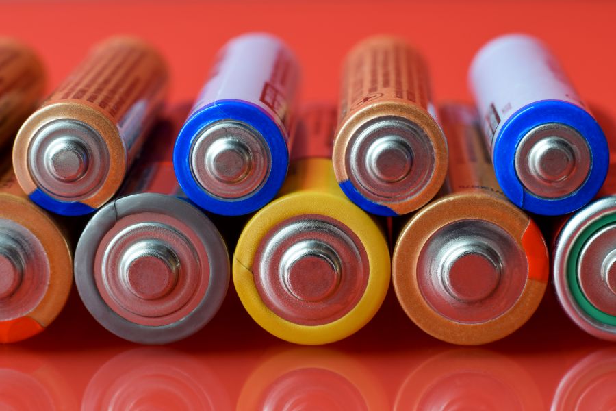 Understand why using rechargeable and disposable batteries together can lead to problems, and how to avoid them.