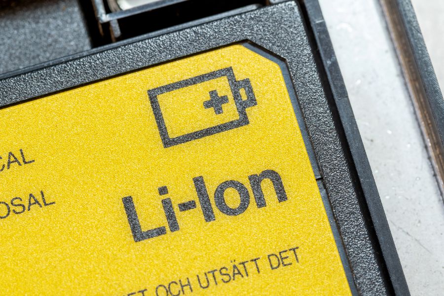Learn why high-performance lithium-ion batteries are ideal for devices needing long-lasting, reliable power.